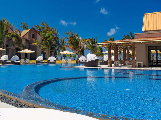 Een foto van het zwembad bij Crystals Beach Resort Belle Mare