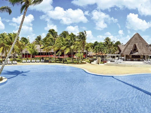 Een foto van het zwembad bij Catalonia Bayahibe