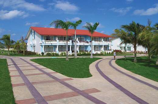 Een foto van de buitenkant van Hotel Playa Pesquero