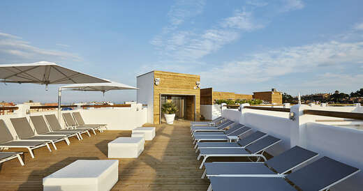 Een foto van het terras bij Hotel Delamar