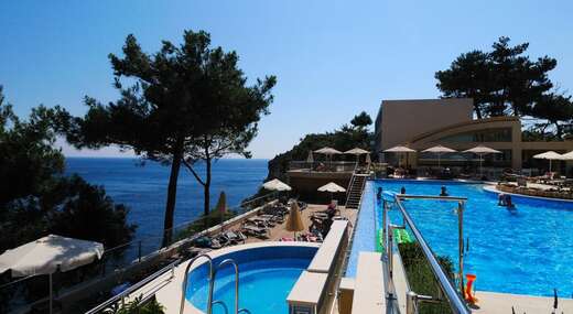 Een foto van het zwembad bij Akrotiri Beach Hotel