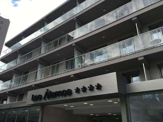 Een foto van de buitenkant van Hotel Los Alamos