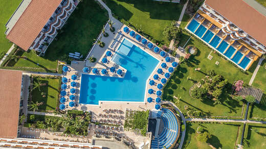 Een foto van het zwembad bij Mitsis Ramira Beach Hotel