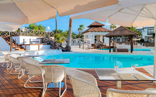 Een foto van het zwembad bij H10 White Suites