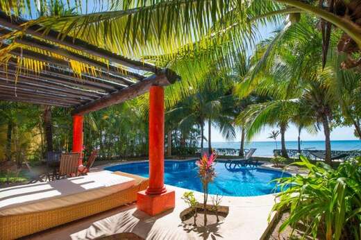 Een foto van het zwembad bij Iberostar Cozumel