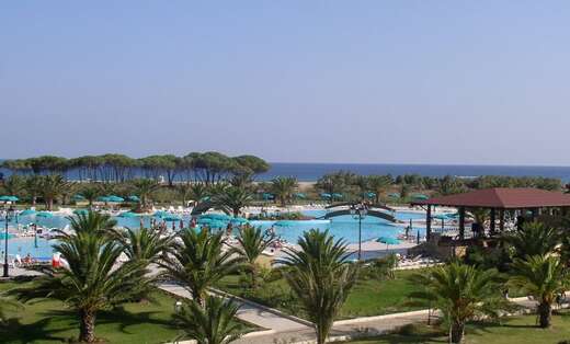 Een foto van het zwembad bij Club Hotel Marina Beach