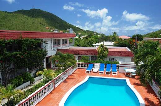 Een foto van het zwembad bij L'Esperance Hotel