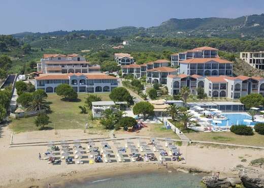Een foto van de buitenkant van The Bay Hotel & Suites
