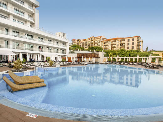 Een foto van het zwembad bij Melia Madeira Mare
