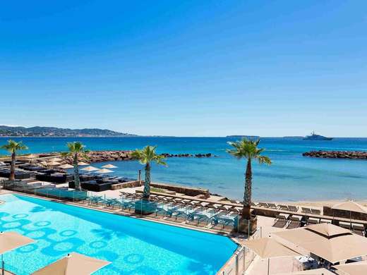 Ein Foto vom Pool im Pullman Cannes Mandelieu Royal Casino