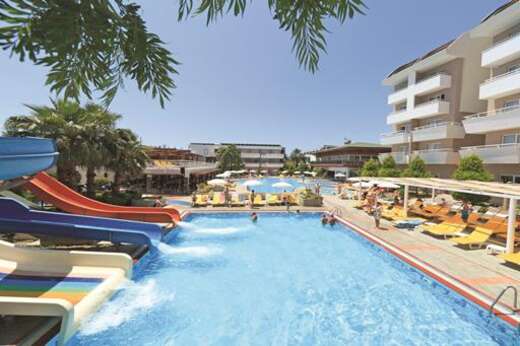 Een foto van het zwembad bij Club Mermaid Village