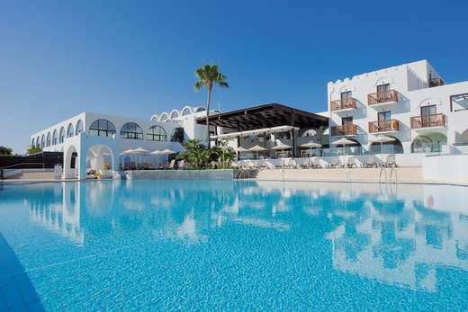 Een foto van het zwembad bij TUI Blue Oceanis Beach