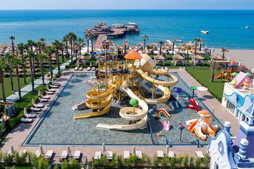 Ein Foto vom Pool im Titanic Mardan Palace