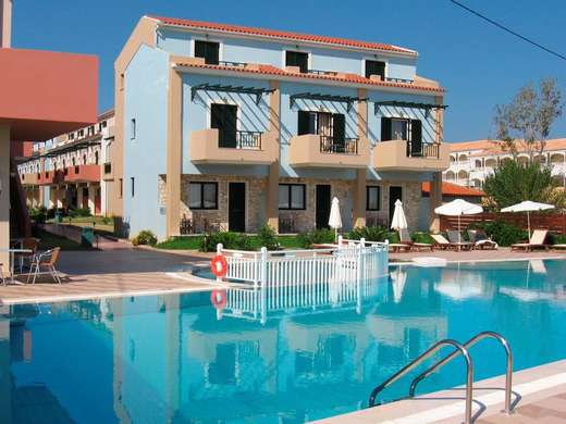 Een foto van het zwembad bij Mediterranean Beach Resort