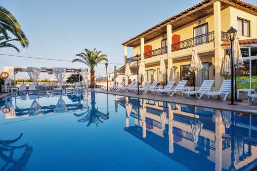 Een foto van het zwembad bij Creta Aquamarine Hotel