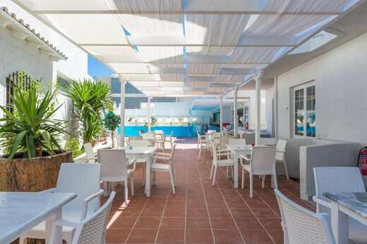 Een foto van het terras bij Castello Bianco