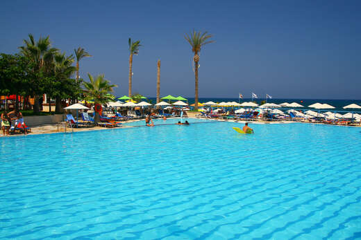 Een foto van het zwembad bij Eri Beach & Village Hotel