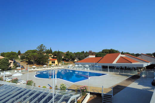 Een foto van het zwembad bij Petalon Resort
