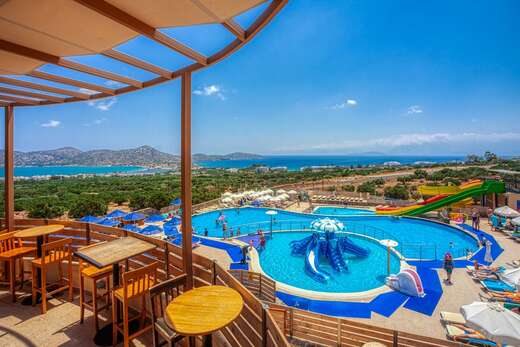 Een foto van het zwembad bij Elounda Water Park Residence Hotel