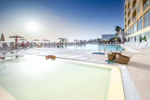 Een foto van het zwembad bij Atlantic Holiday Hotel