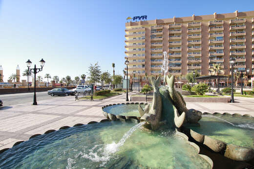 Een foto van de buitenkant van Hotel Pyr Fuengirola