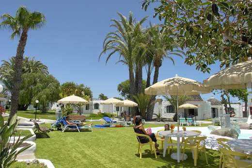 Een foto van het terras bij MUR Bungalows Parque Romantico