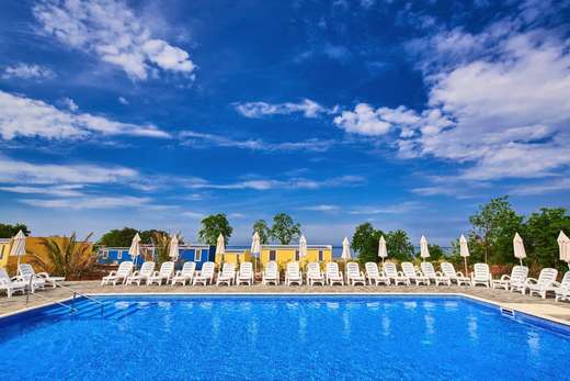 Een foto van het zwembad bij Aminess Planet Camping Holidays Homes & Resort Maravea