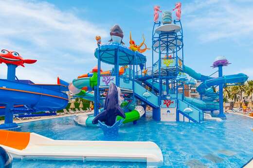 Een foto van het zwembad bij Blue Wave Suite Hotel