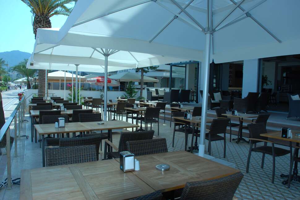 Een foto van het terras bij Begonville Beach Hotel