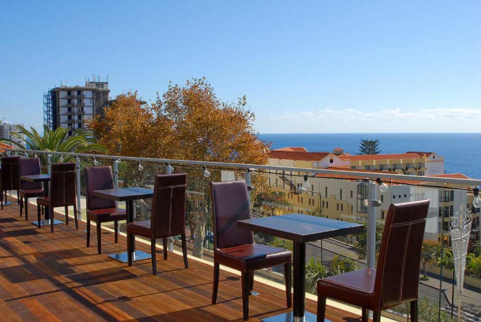 Ein Foto von der Terrasse im Muthu Raga Madeira Hotel