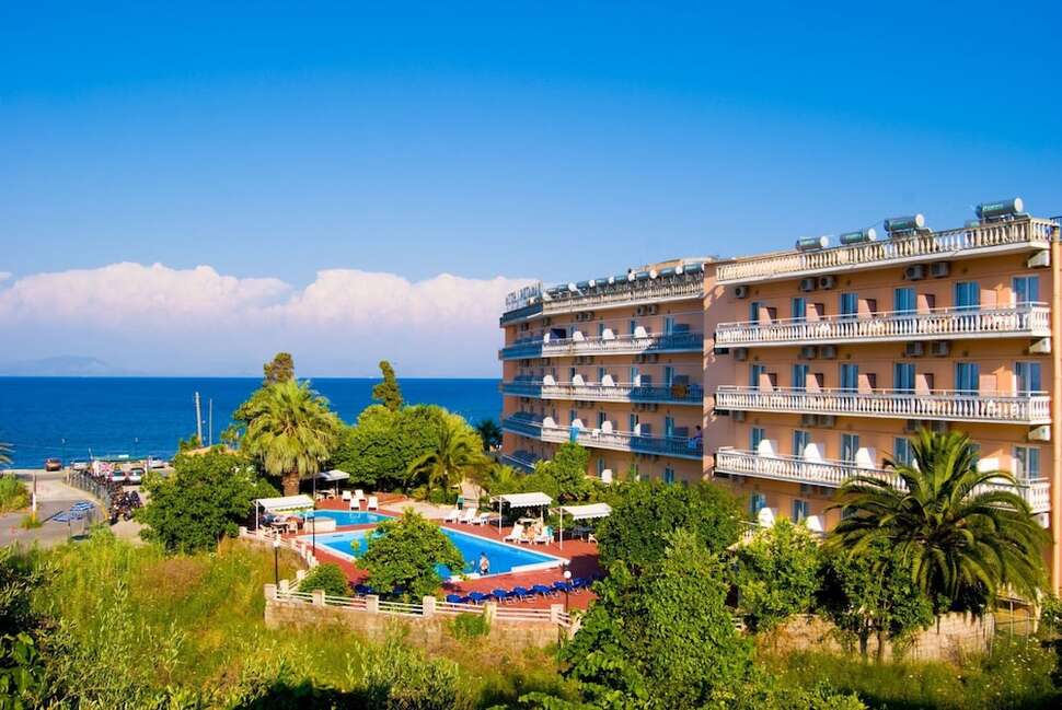Ein Foto vom Pool im Potamaki Beach Hotel