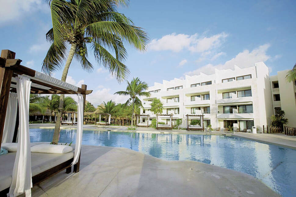 Een foto van het zwembad bij Akumal Bay Beach & Wellness Resort