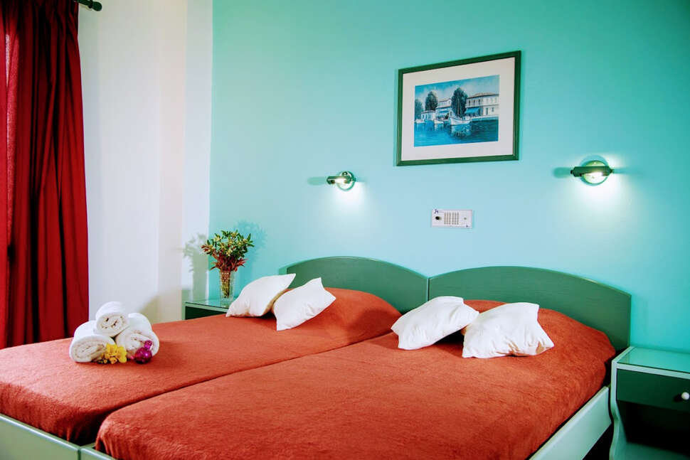 Een foto van een overzicht van Theoni Appartementen