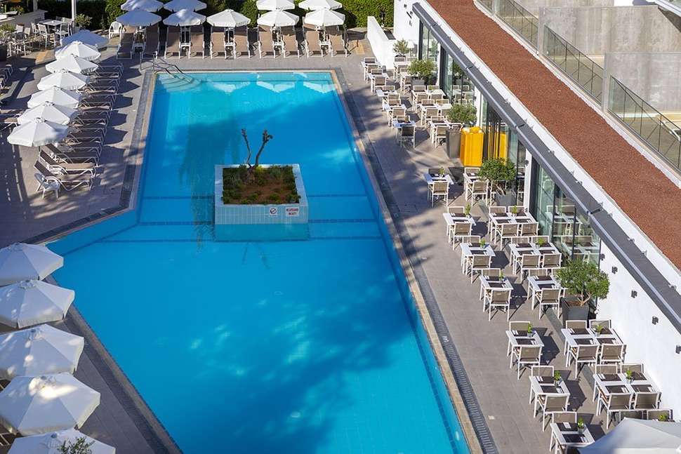 Een foto van het zwembad bij Anemi Hotel & Suites