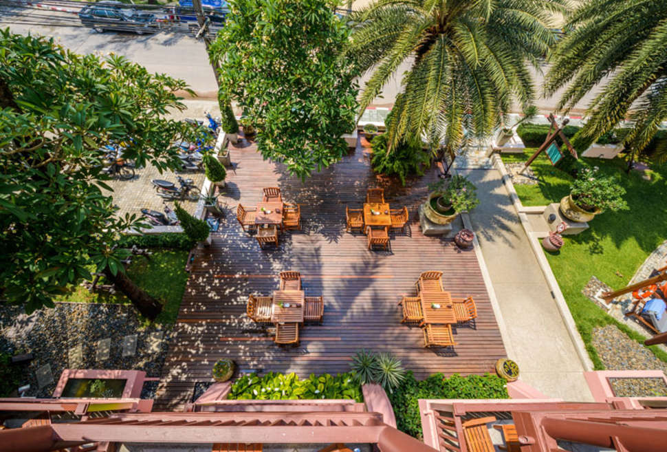 Een foto van het terras bij Seaview Patong Hotel