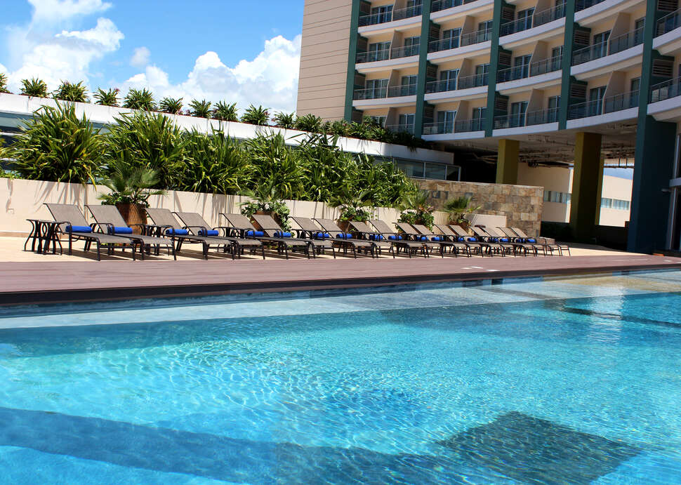 Een foto van het zwembad bij Krystal Urban Cancun Centro