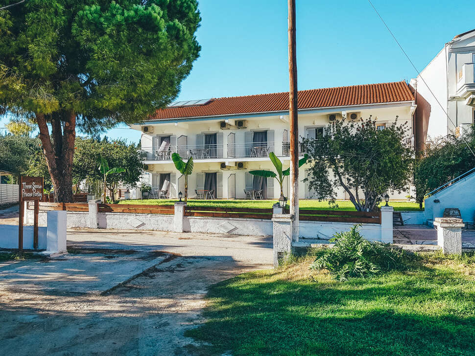 Een foto van de buitenkant van Kalypso Studios & Appartementen