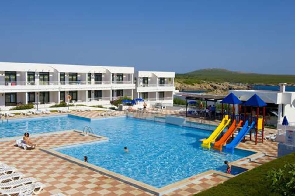 Een foto van het zwembad bij Beach Club Hotel