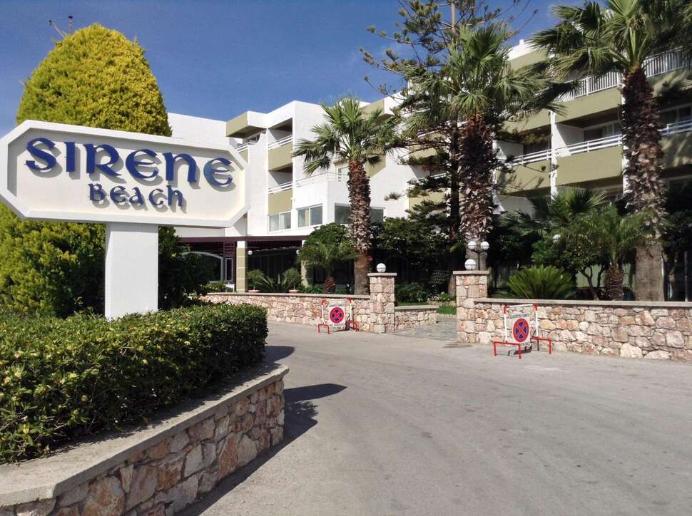 Een foto van de buitenkant van Sirene Beach Hotel