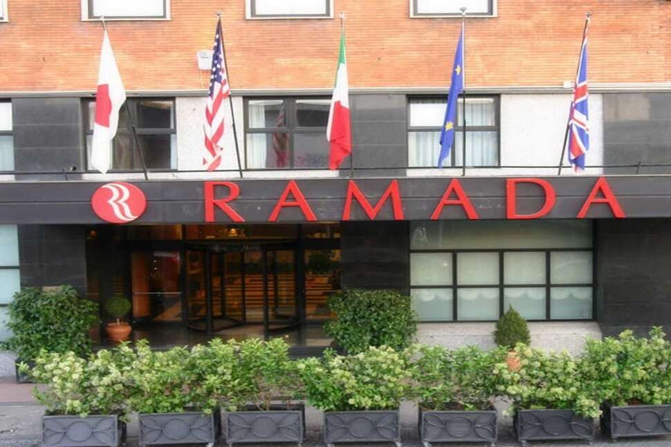 Ein Foto von der Außenansicht des Ramada by Wyndham Naples