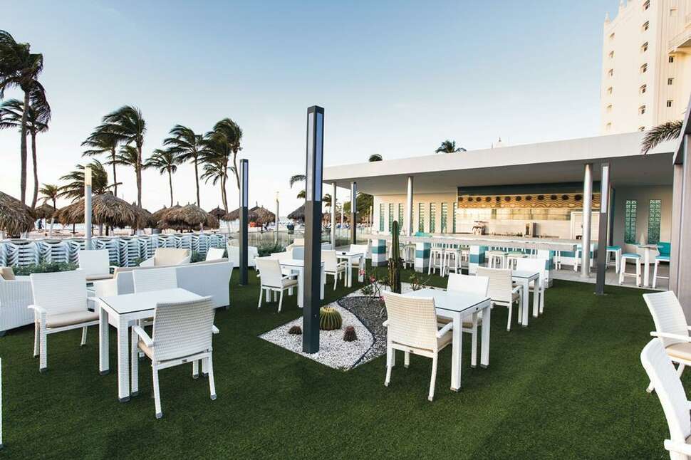 Een foto van het terras bij Riu Palace Antillas