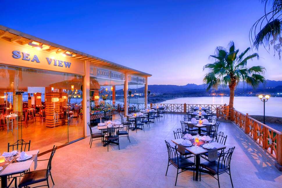 Een foto van het terras bij Albatros Sharm Resort