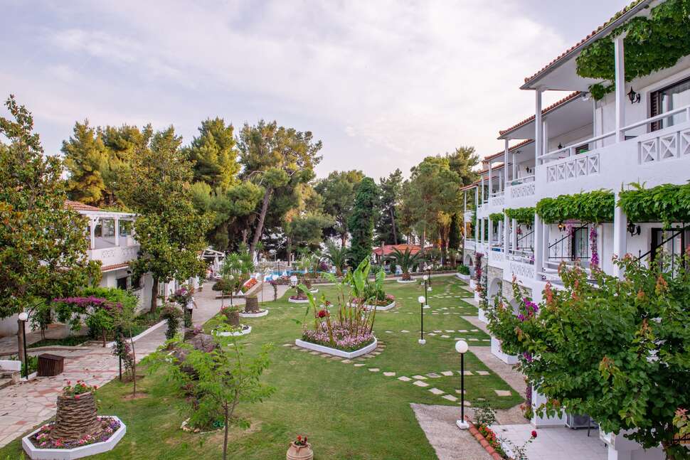 Een foto van de buitenkant van Porfi Beach Hotel