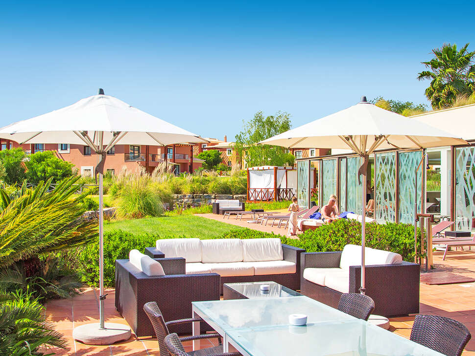 Een foto van het terras bij Monte Santo Resort