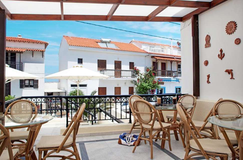 Een foto van het terras bij Kalidon Beach Hotel