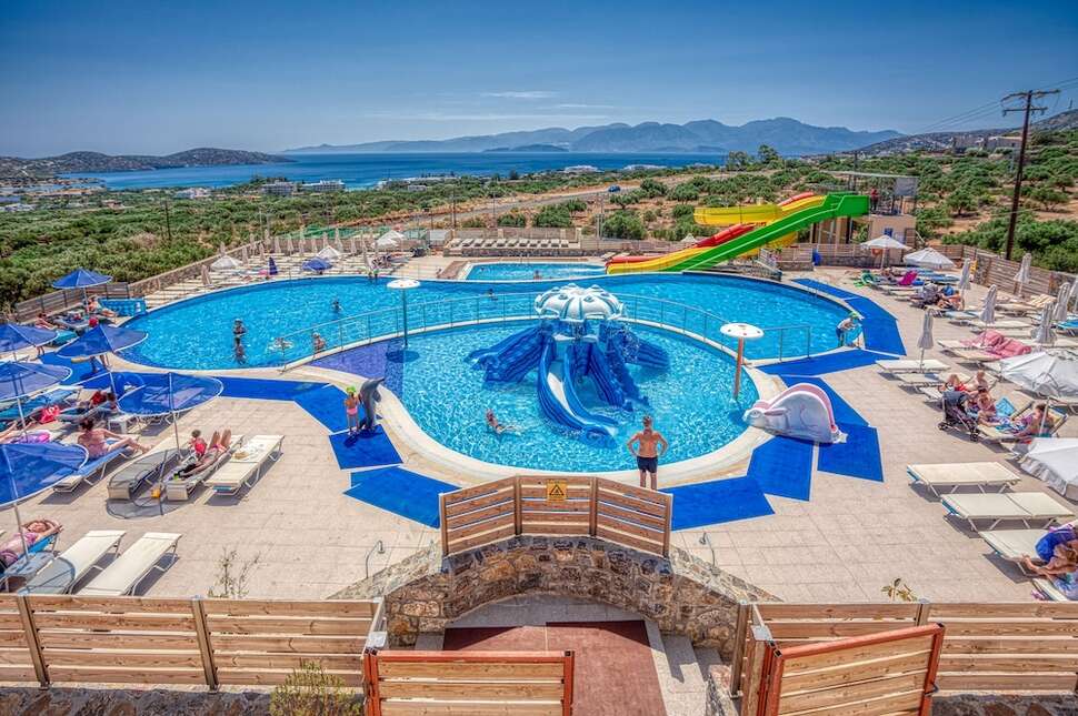Een foto van het zwembad bij Elounda Water Park Residence Hotel