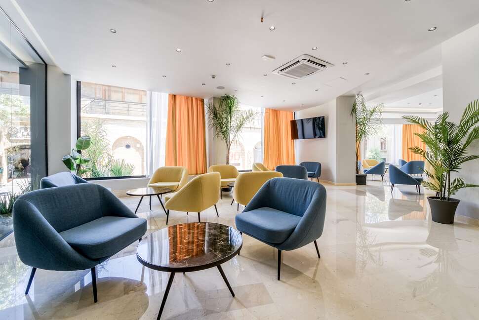 Een foto van het interieur van Island City Hotel