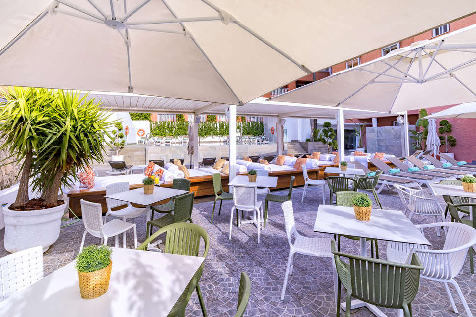 Een foto van het terras bij Hotel Fenix Torremolinos