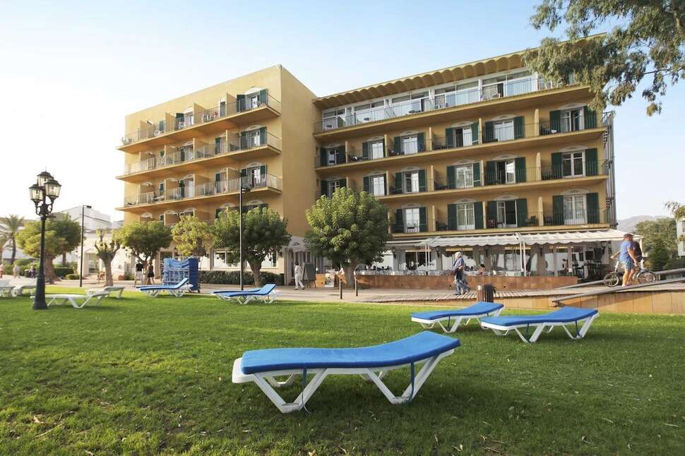 Een foto van de buitenkant van Hotel Roses Platja