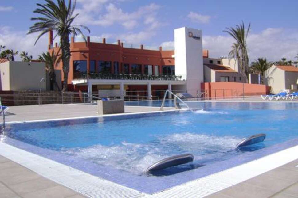 Een foto van het zwembad bij Caybeach Caleta